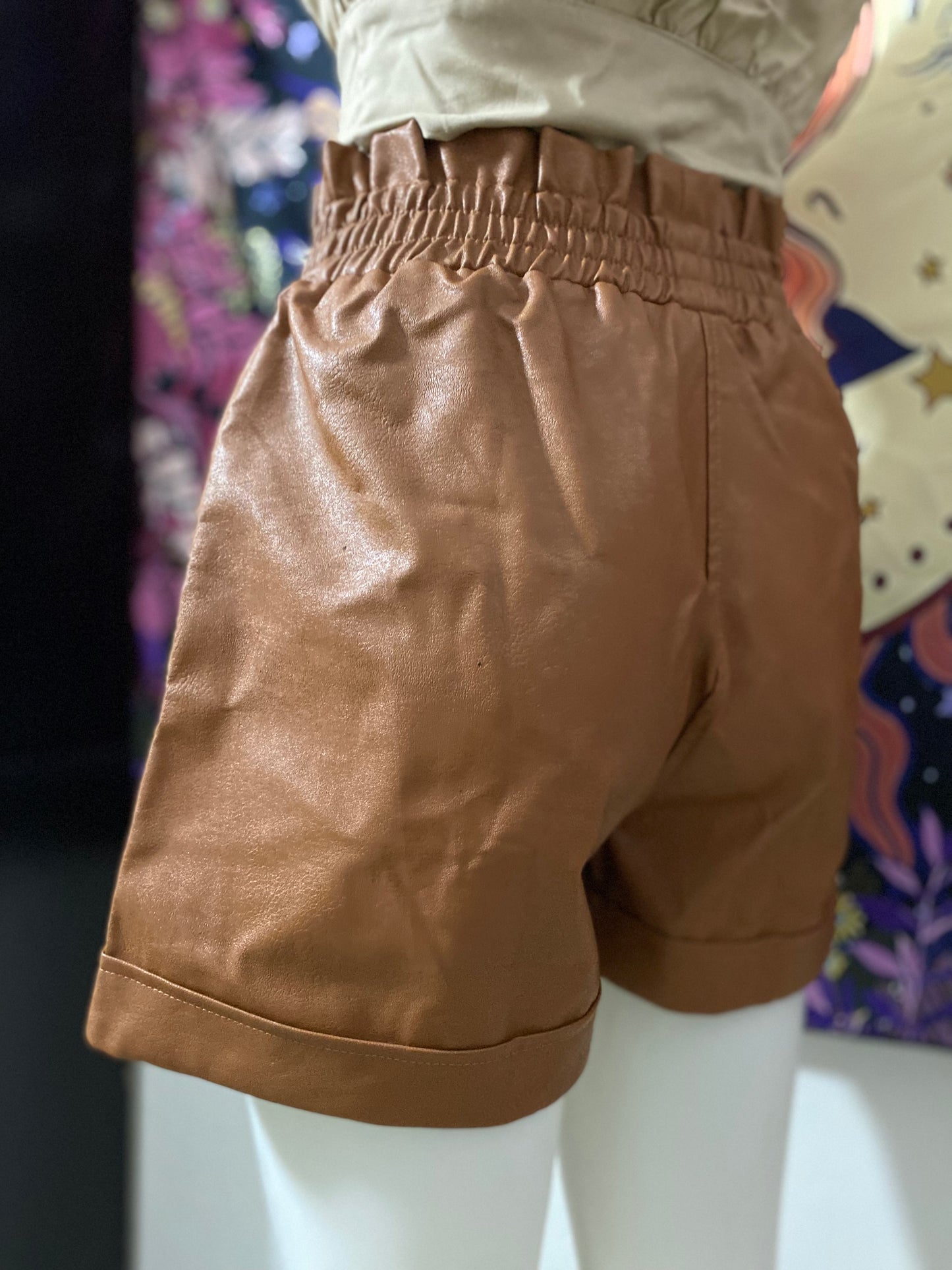 Pantalón corto en cuero marrón negro