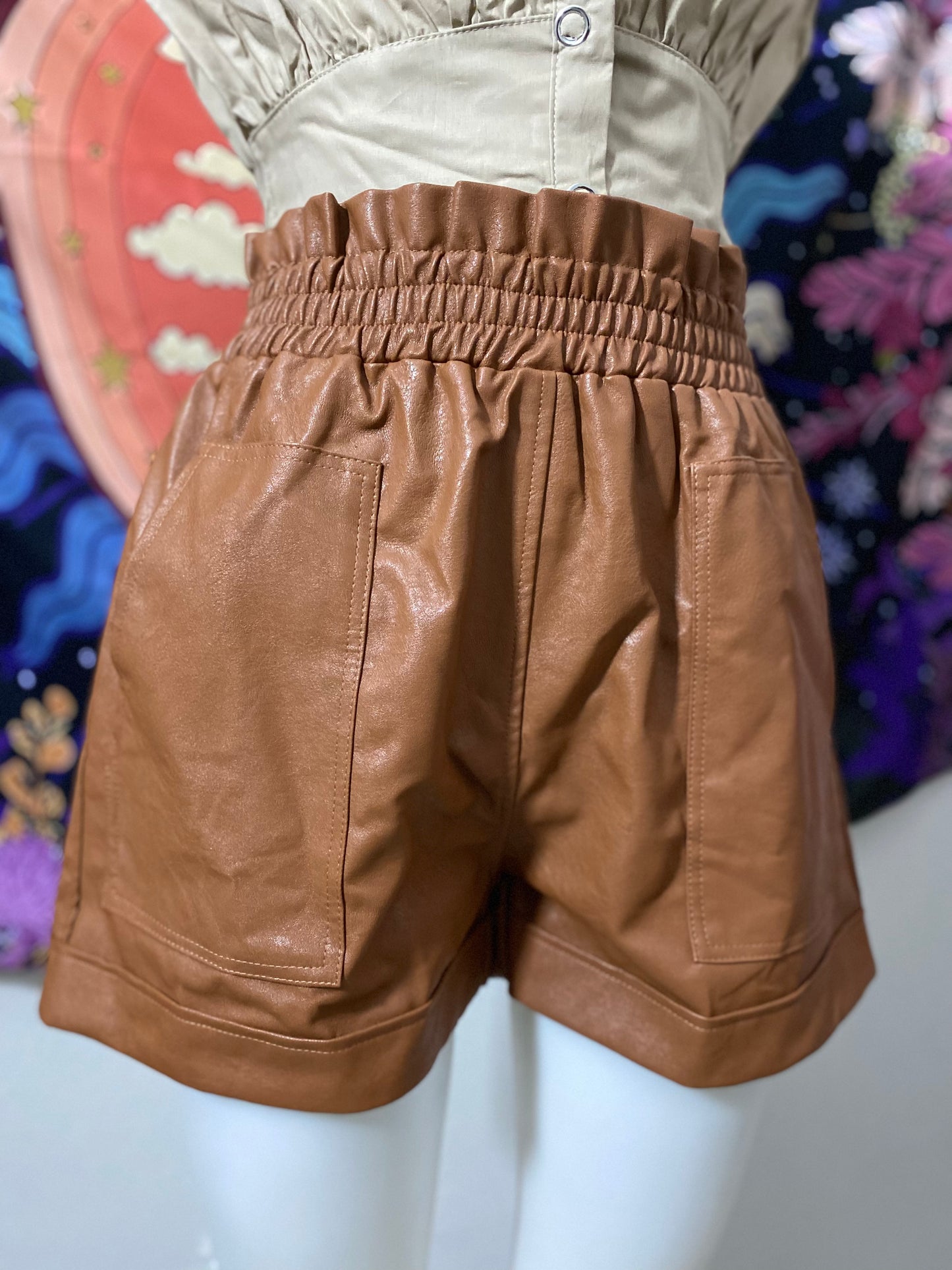 Pantalón corto en cuero marrón negro