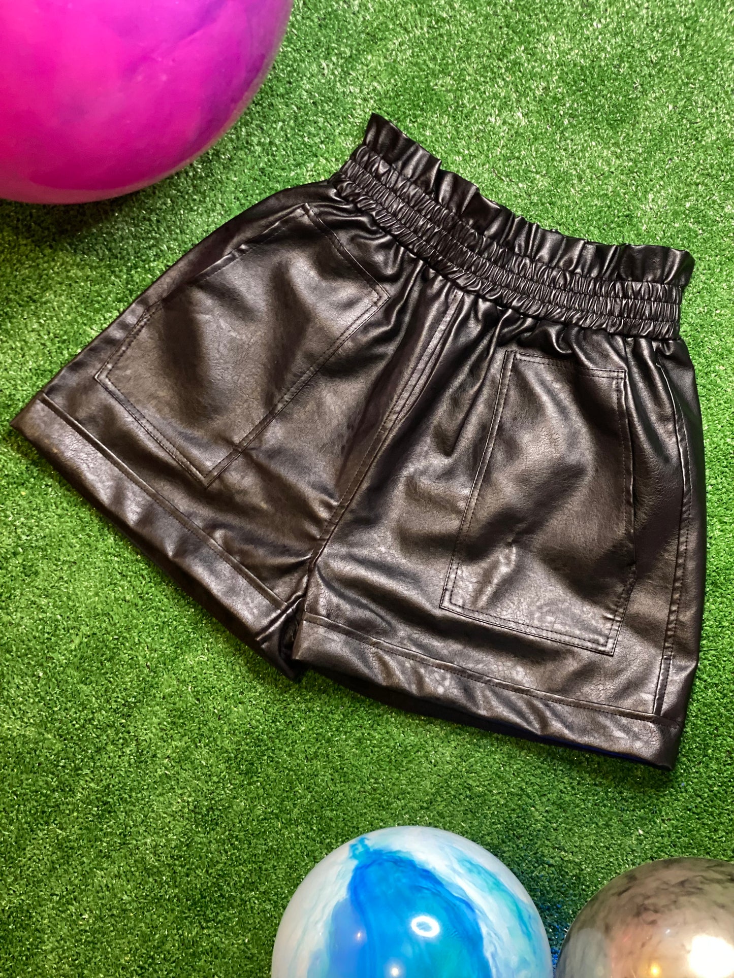 Pantalón corto en cuero marrón negro